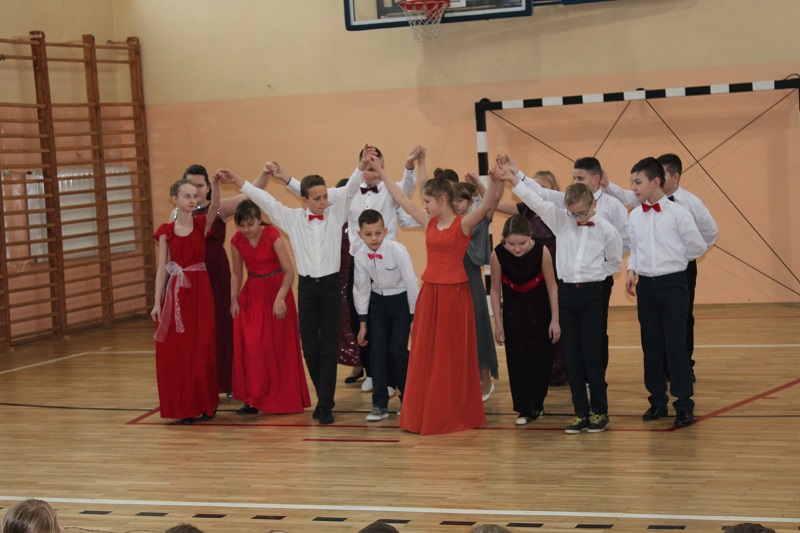 Tanecznym krokiem - występ uczniów ze Żdżar