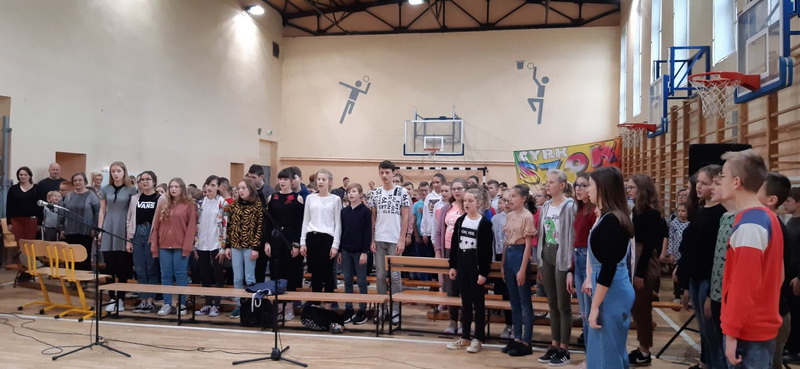 Szkoła do hymnu