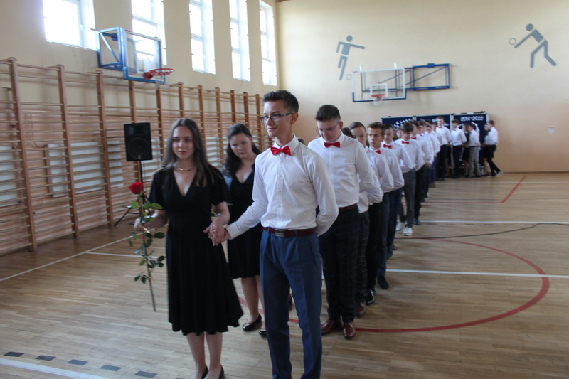 Pożegnanie klas 8 - taniec - polonez