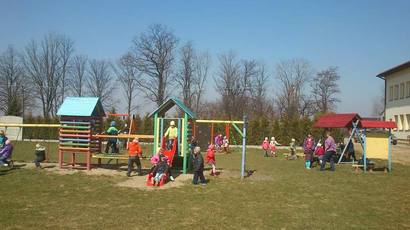 Zabawy przedszkolakw na wieym powietrzu