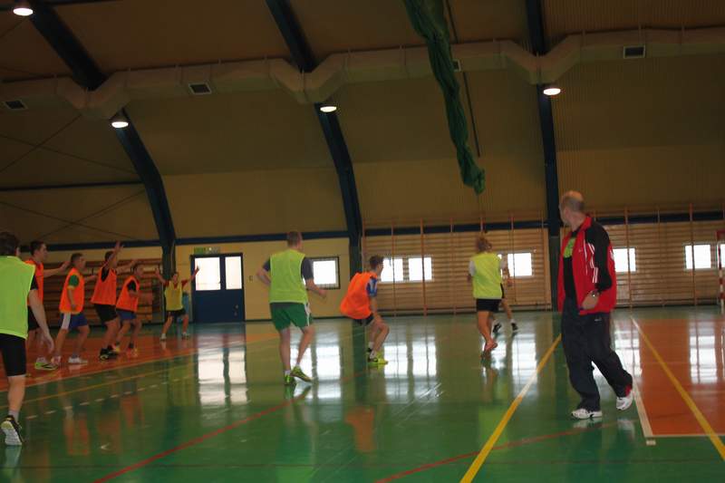 Trening szczypiornistów na hali sportowej