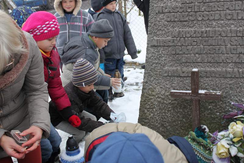 Pamitamy...  Pod pomnikiem  AK 