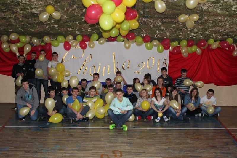 Dekorowanie sali na choink - kl.IIIA,B