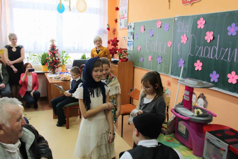 Przedstawienie klasowe III b dla dziadkw